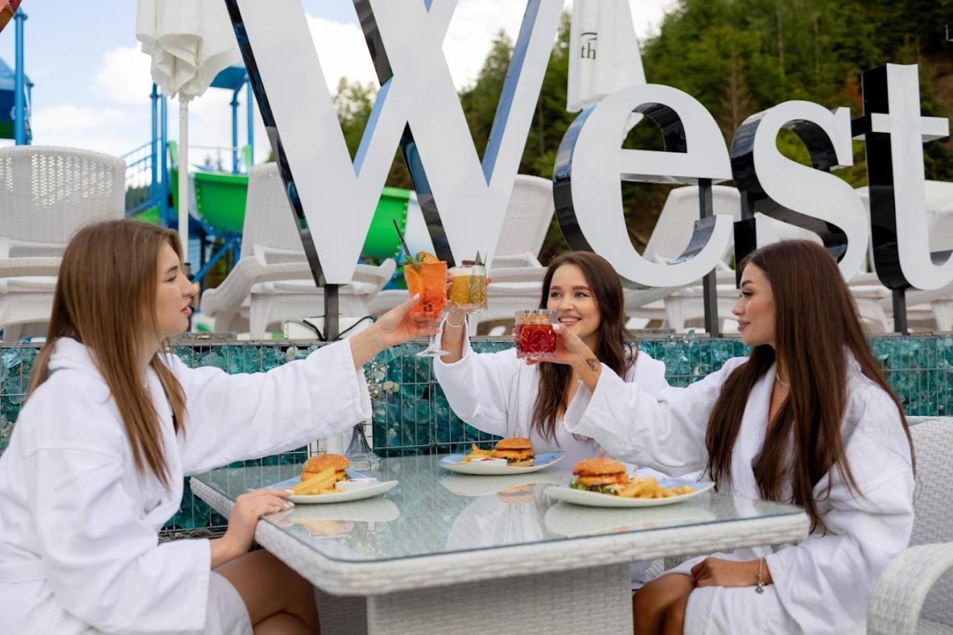 Westhills Cottage Town & Spa 부코벨 외부 사진